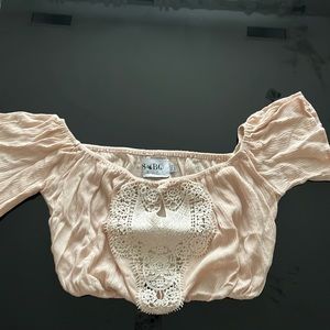 US 2 crop top can be worn off shoulders